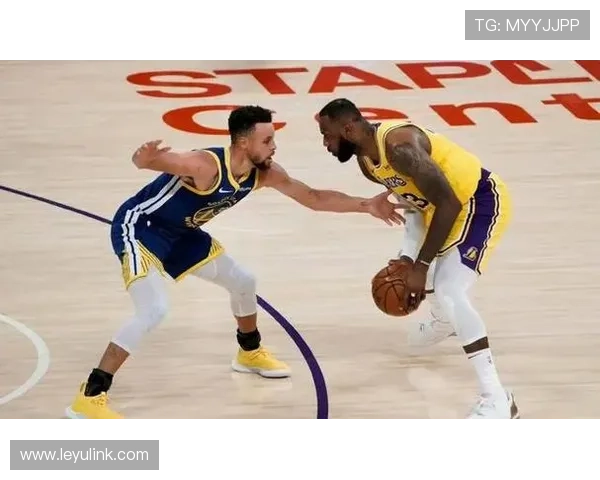 哈登挡拆制造错位主导得分 关键回合效率不及库里