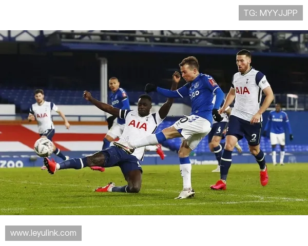 罗伯逊与阿诺德在边卫进攻角色中出现功能分化：前者更重串联，后者更偏终结