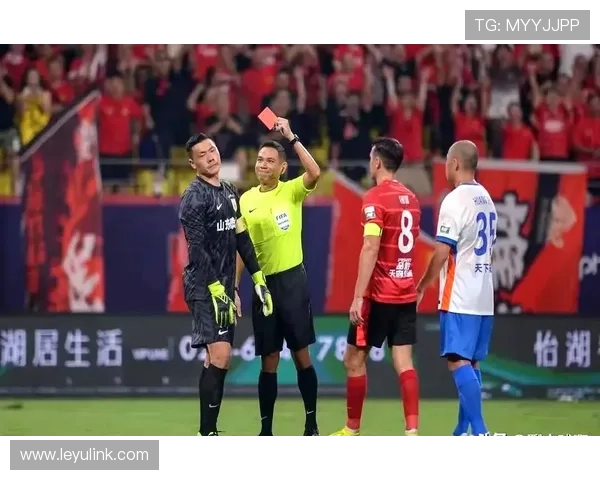 内忧外患！山东泰山争冠危机暴露，主帅战术分歧与阵容老化引发球迷热议